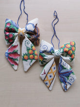 Indlæs billede til gallerivisning Små sløjfer - farverigt broderi - sæt af 2
