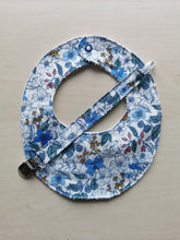 Indlæs billede til gallerivisning suttesnor - Liberty - Hvid med blå blomster og bær
