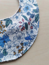 Indlæs billede til gallerivisning Savlesmæk - Liberty - Hvid med blå blomster og bær
