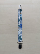 Indlæs billede til gallerivisning suttesnor - Liberty - Hvid med blå blomster og bær
