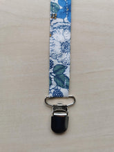 Indlæs billede til gallerivisning suttesnor - Liberty - Hvid med blå blomster og bær
