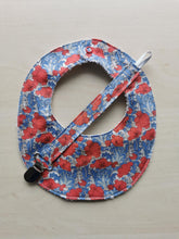 Indlæs billede til gallerivisning Savlesmæk - Liberty - Blå med tøde valmuer
