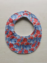 Indlæs billede til gallerivisning Savlesmæk - Liberty - Blå med tøde valmuer
