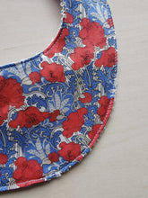 Indlæs billede til gallerivisning Savlesmæk - Liberty - Blå med tøde valmuer
