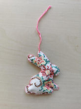 Indlæs billede til gallerivisning Påskehare #1 - håndbroderet
