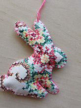 Indlæs billede til gallerivisning Påskehare #1 - håndbroderet
