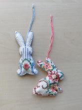 Indlæs billede til gallerivisning Påskehare #1 - håndbroderet
