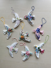 Indlæs billede til gallerivisning Fredsdue #2 blomsterbroderi
