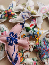 Indlæs billede til gallerivisning Fredsdue #2 blomsterbroderi
