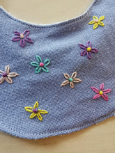 Indlæs billede til gallerivisning Savlesmæk - lyseblå med broderede millefleurs
