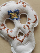 Indlæs billede til gallerivisning Kranie - farverigt broderi
