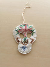 Indlæs billede til gallerivisning Kranie - farverigt broderi
