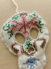 Indlæs billede til gallerivisning Kranie - farverigt broderi
