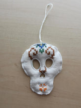 Indlæs billede til gallerivisning Kranie - farverigt broderi
