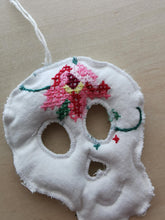 Indlæs billede til gallerivisning Kranie - farverigt broderi
