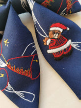 Indlæs billede til gallerivisning Sløjfe - Midnatsblå med broderede bamser #2
