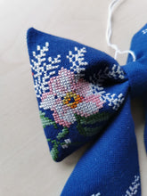 Indlæs billede til gallerivisning Sløjfe - Blå med broderi
