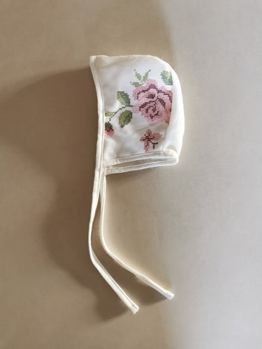 Broderet kyse fra Ametamour. 