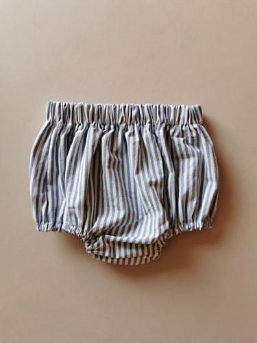 Bloomers fra Ametamour syet af genbrugsstof. Det fine vintagestof har tynde mælkedrengsstriber i blå og hvid