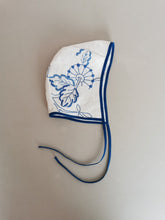 Indlæs billede til gallerivisning Smuk kyse syet af genbrugsstof. Kysen fra Ametamour har fine håndbroderede blå blomster
