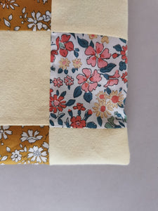 Solbrille taske i gule nuancer. Syet i et patchwork af Liberty of London og genbrugsstof