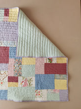 Indlæs billede til gallerivisning Quiltet patchworktæppe, pastelfarver
