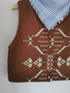 Vest, brun håndbroderet, str. 116