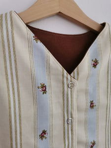 Vest, brun håndbroderet, str. 116