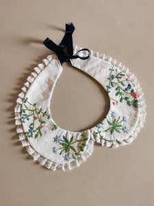 Pyntekrave voksen, håndbroderede blomster
