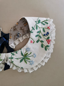 Pyntekrave voksen, håndbroderede blomster