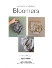 Indlæs billede til gallerivisning Nemt symønster bloomers. dette mønster og vejledning viser dig hvordan du syr tre forskellige slags bloomers til børn. I vejledningen får du beskrevet hvordan du kan sy af genbrug
